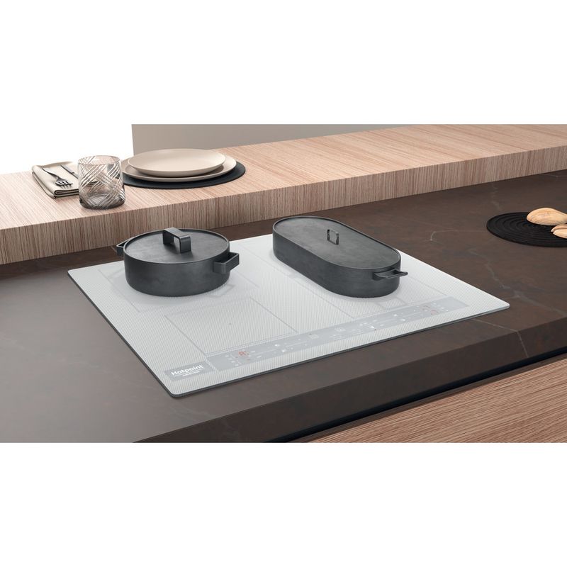 Hotpoint_Ariston Piano cottura HB 8460B NE/W Bianco Induction vitroceramic Lifestyle perspective