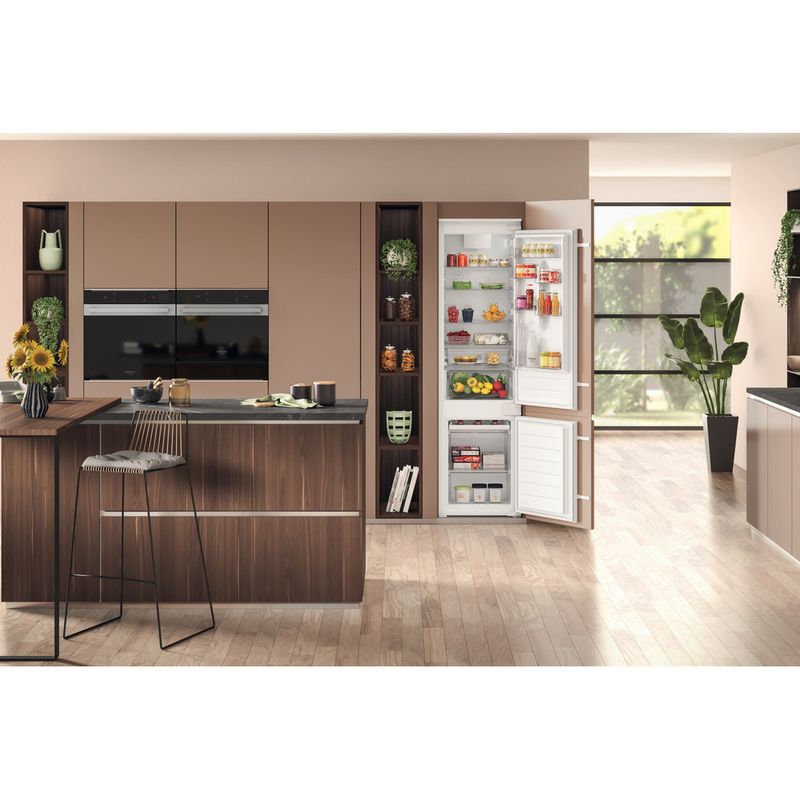 Hotpoint_Ariston Combinazione Frigorifero/Congelatore Da incasso HAC20D011A1 Bianco 2 porte Lifestyle frontal open