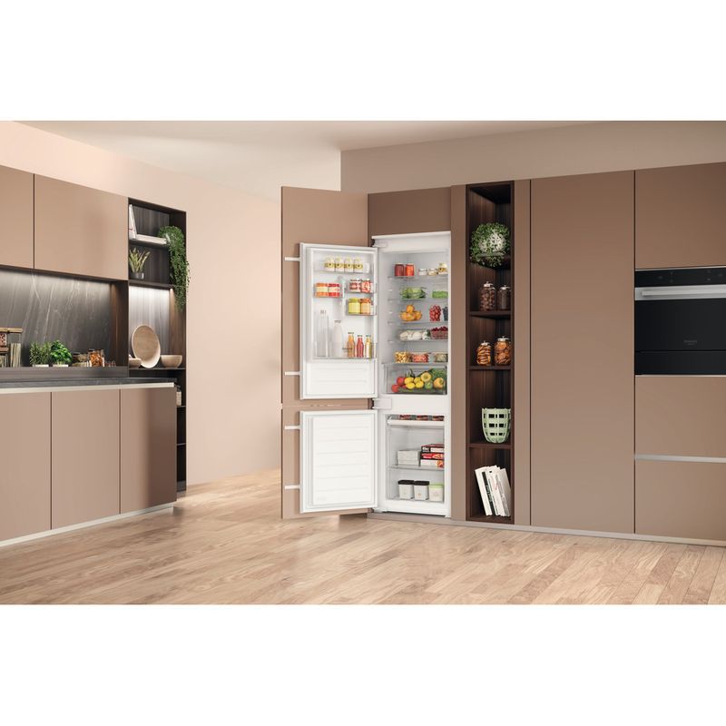 Hotpoint_Ariston-Combinazione-Frigorifero-Congelatore-Da-incasso-HAC18D021A1-LH-Bianco-2-porte-Lifestyle-perspective-open