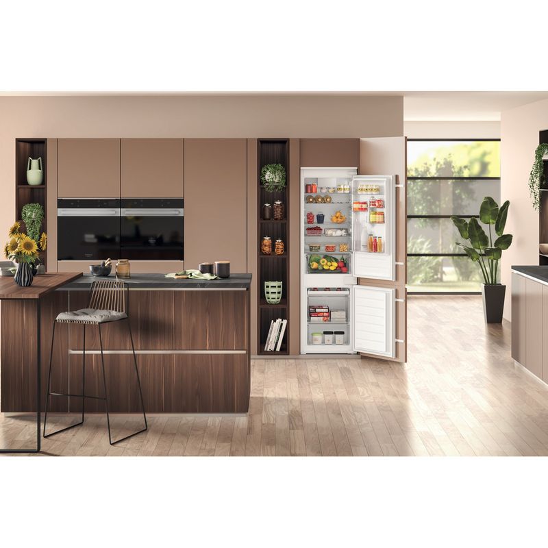 Hotpoint_Ariston-Combinazione-Frigorifero-Congelatore-Da-incasso-HAC18D011B1-Bianco-2-porte-Lifestyle-frontal-open