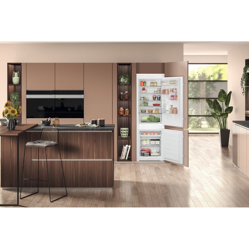Hotpoint_Ariston-Combinazione-Frigorifero-Congelatore-Da-incasso-HAC18-T2-Bianco-2-porte-Lifestyle-frontal-open