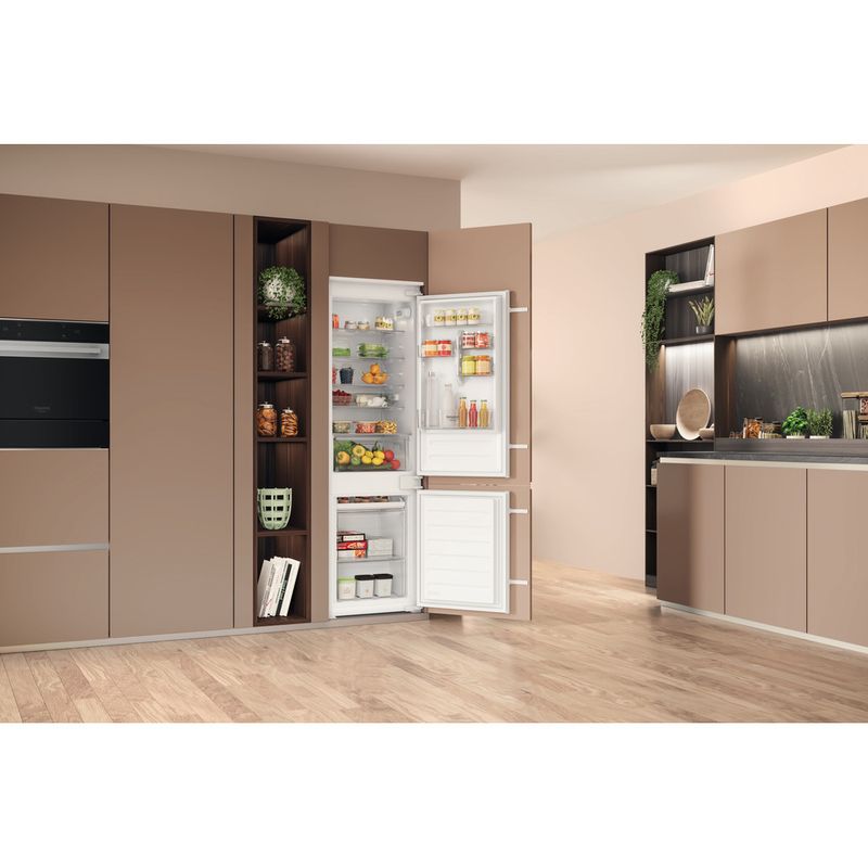 Hotpoint_Ariston-Combinazione-Frigorifero-Congelatore-Da-incasso-HAC18D031A1-Bianco-2-porte-Lifestyle-perspective-open