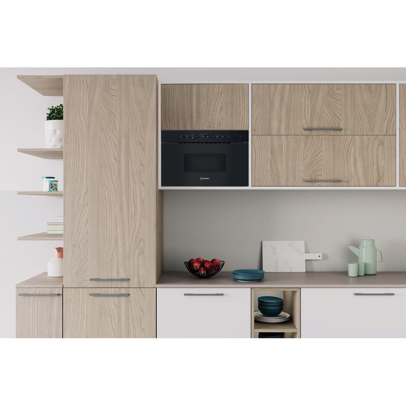 Indesit-Microonde-Da-incasso-IM-K12-B-Nero-Elettronico-22-Microonde---grill-750-Lifestyle-frontal