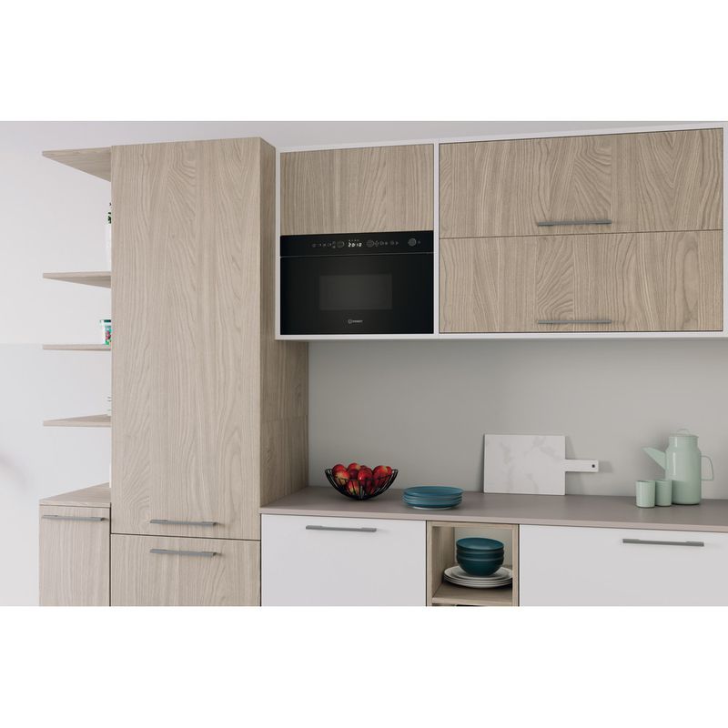 Indesit-Microonde-Da-incasso-IM-K12-B-Nero-Elettronico-22-Microonde---grill-750-Lifestyle-perspective