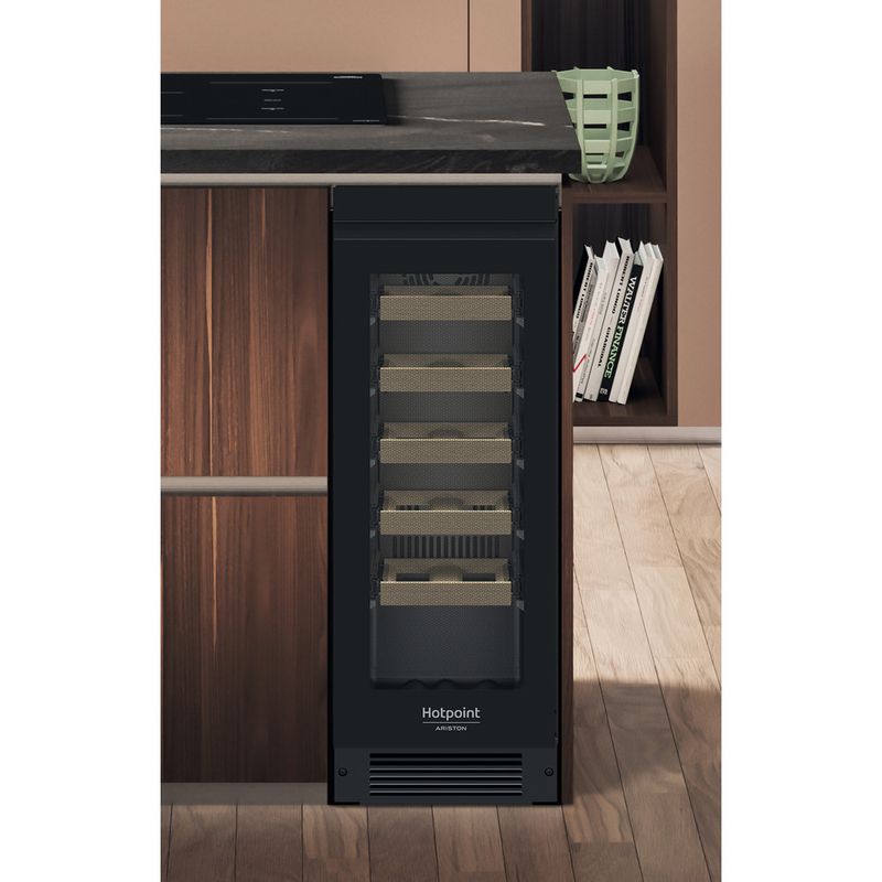 Hotpoint_Ariston Conservazione del vino Da incasso HAWBU30S2HB Nero Lifestyle frontal