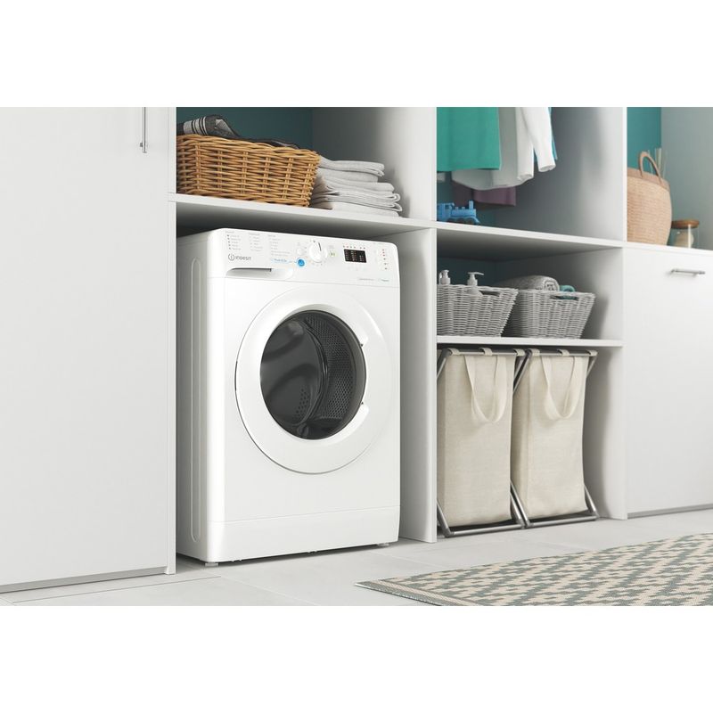 Indesit-Lavabiancheria-A-libera-installazione-BWSA-7126X-WV-IT-Bianco-Carica-frontale-A-Lifestyle-perspective